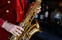 musicienne joue du saxophone